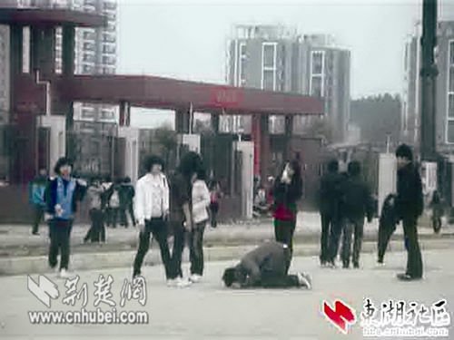 <em>小太妹</em>校门口围殴男生 逼男孩跪地磕头(图) 烟