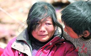 地震中失去亲人的周玉兰伤痛欲绝. 记者龙成通摄