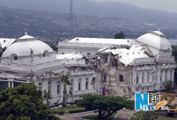 这是4月20日在海地首都太子港拍摄的震后的海地总统府.