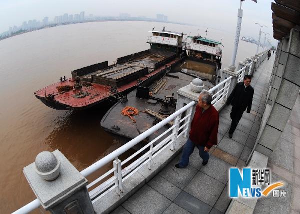 停靠在长沙市湘江沿岸躲避洪峰的轮船(4月24日摄.