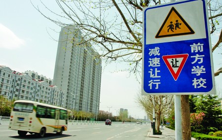 黑雅阁 疾驰过斑马线 <em>两女</em>大学生当场被撞飞 齐