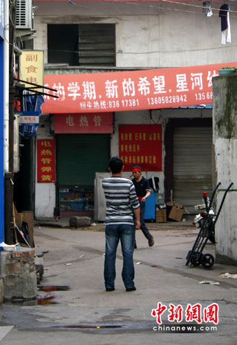 浙江义乌闹市区一男子持刀砍人后自砍 致一人