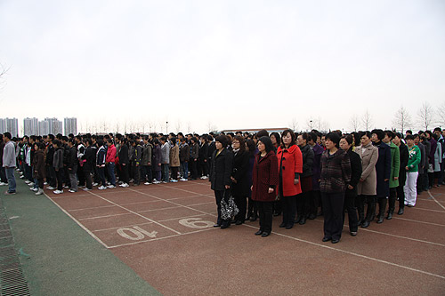 莱山一中下半旗为玉树地震遇难者志哀 烟台教