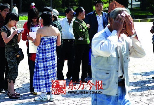 <em>中年</em>女子裹床单寻画家画<em>人体</em>像 称造最著名画