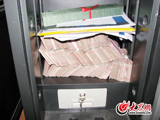 济南黑老大 刁三 获刑 家中藏巨款冲锋枪(组图