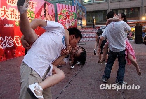 西安男女街头创意接吻挑战 陌生男女现场速配