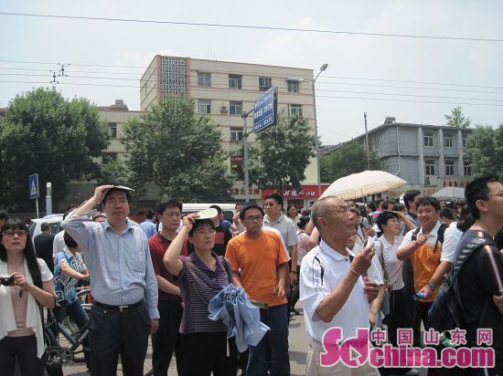 山东高考今日开考 家长烈日下 陪考 烟台考试网