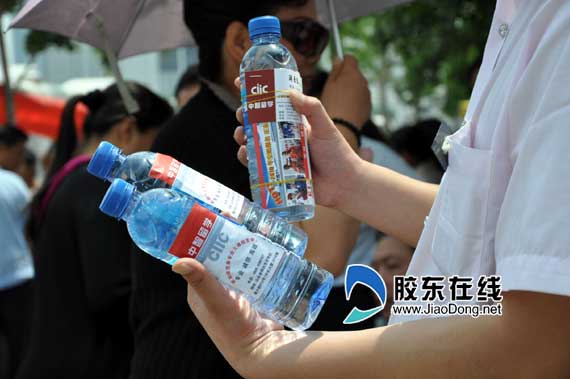 高考最后一天 传单族上演最后的疯狂(组图) 社