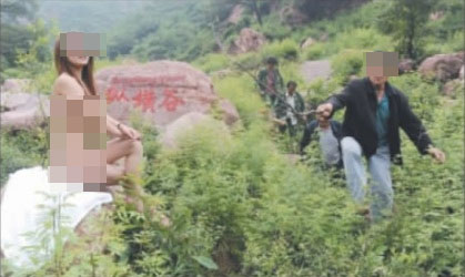 村民棍棒驱赶拍人体女模称丢人现眼(组图) 图片