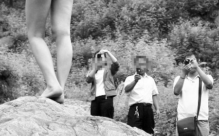 村民棍棒驱赶拍<em>人体女模</em>称丢人现眼(组图) 图片