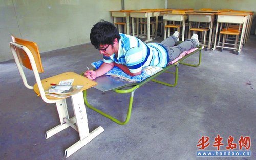 考生腰疼坚持高考 特殊考场里趴着答题 烟台