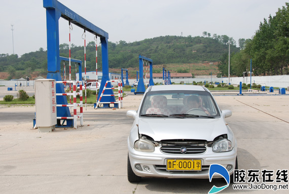 烟台首批残疾人驾考顺利 过桩 (组图)