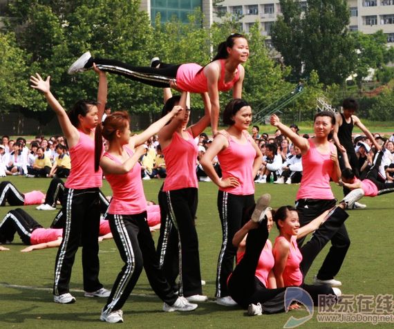 <em>男女大</em>学生共跳健美<em>操</em> 青春有约美在鲁<em>大</em>(组图
