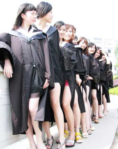 名校<em>女大学生</em>毕业照集体露大腿引热议(图) 图片