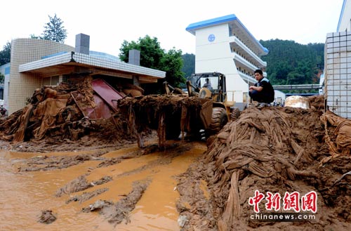 受特大暴雨侵袭 福建南平市区大面积塌方 资料