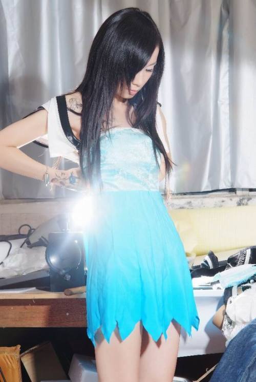 <em>丁字裤美女</em>情迷意大利 为德罗西忘情脱衣表演