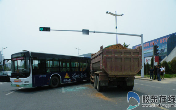 观海路上重型货车撞碎公交车(组图)