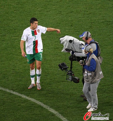 1镜头力证c罗不配队长 队友痛哭他竟扬长而去