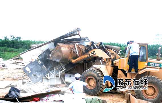 冰轮路大修 建筑板材垃圾占耕地(图) 社会新闻