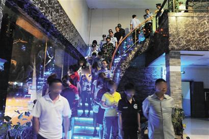 <em>青岛</em>夜总会推荐小姐组织卖淫 警方直捣淫窝(图