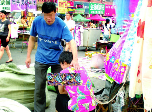 20岁女孩被绑闹市路边 父母:照顾不了她(图) 图