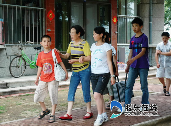 全国百名优秀母亲张雨霄应邀游"世博(图)