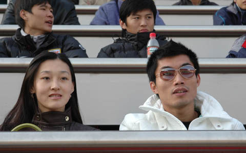 郑智回国恐与赌球有关 妻子拥8辆宝马背景成谜