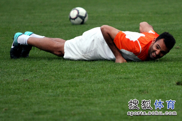安塔尔赌点球两轮不进 愿赌服输被罚做20俯卧