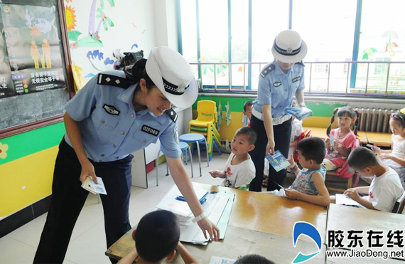 女警花幼儿园送平安(图)