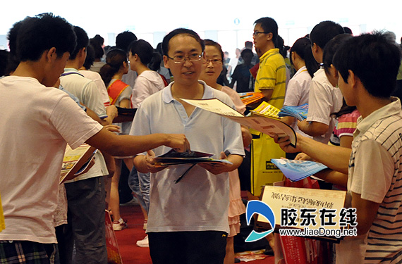 住博会一地宣传单 开发商狂撒传单乐了破烂王