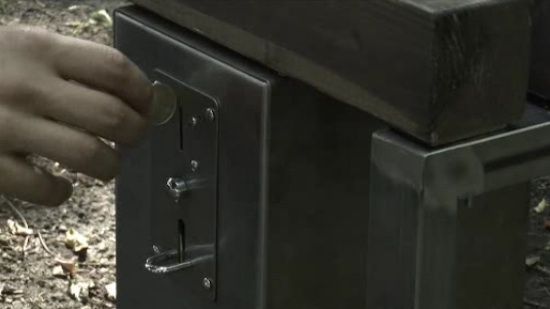 不交钱屁股就挨钉子扎 烟台公园邪恶板凳属谣传