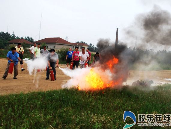 持续高温防火形势严峻 烟台农贸市场消防大演