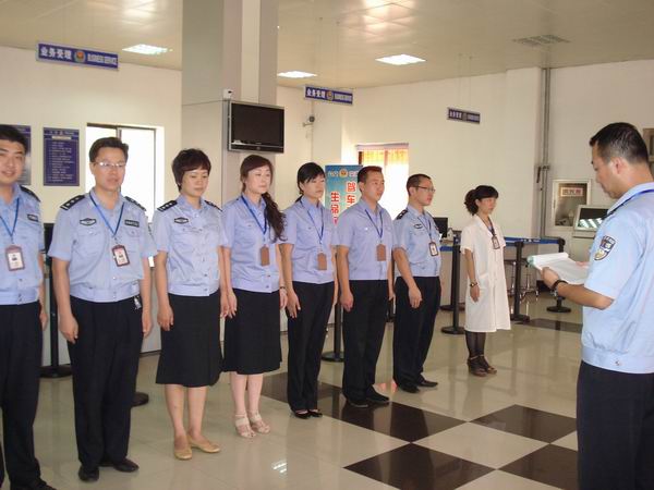 开发区交警车管所推行新举措提升窗口服务形象