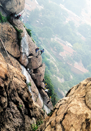 济南药山"敷药" 300多居民临时搬迁(组图)