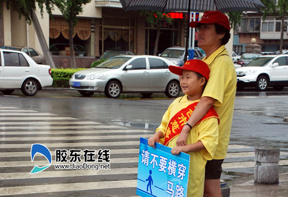 烟台五百义工当 交警 冒雨上街维持交通秩序 日