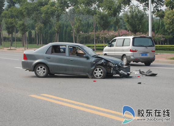 港城东大街中段发生交通事故 司机受轻伤(图)