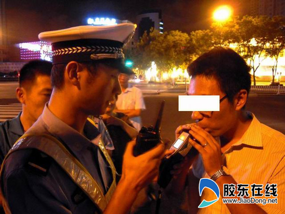 交警夜查6名酒司机落网 摩托车一族酒驾占半数