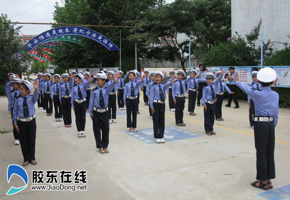 招远“小交警”现场演示手势