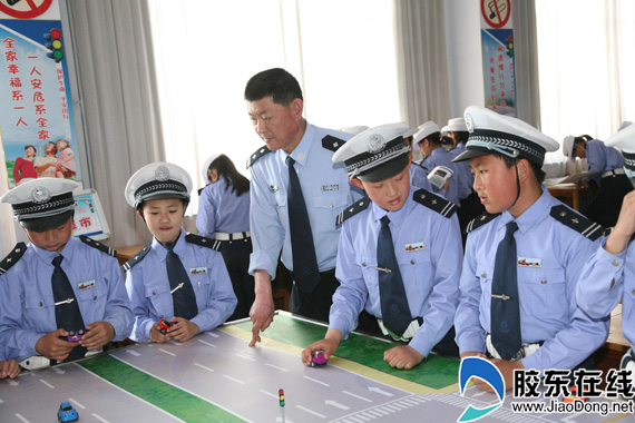 招远“小交警”演绎大平安