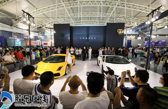 豪车靓女纷呈 2010烟台国际汽车展盛装开幕 财