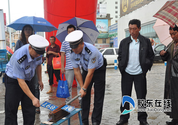 市交警举行假牌假证销毁仪式