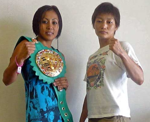袖珍美女拳王获誉百万宝贝卫冕战脱内衣称重体