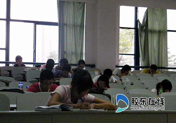 学生们在自习教室学习