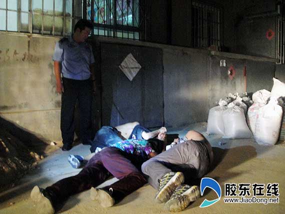 言语不合喊来兄弟欲打架 被打对象消失恼怒砸摊