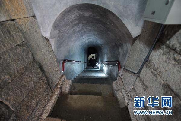 9月29日,参观者沿着次妃墓的墓道进入地宫.新华社记者赵鹏摄