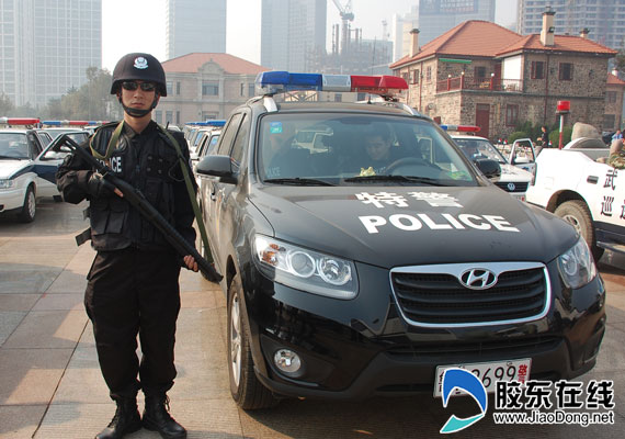 特警亮相 威风凛凛