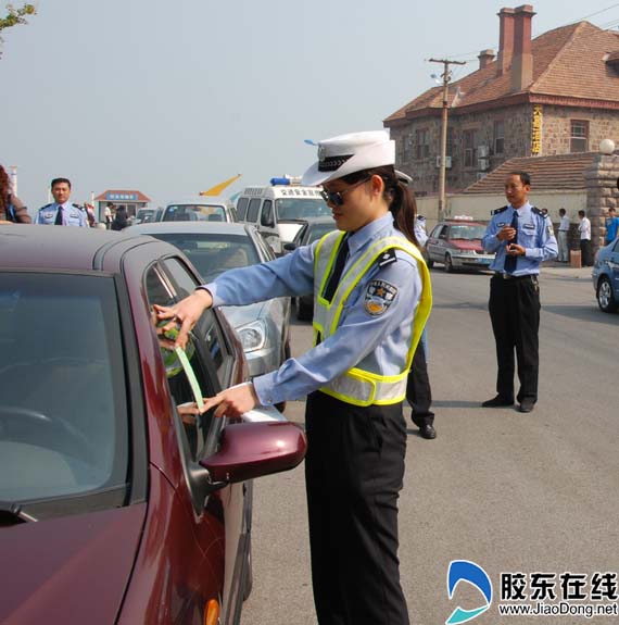 交警一把手现场督导 港城国庆首日交通顺畅(图