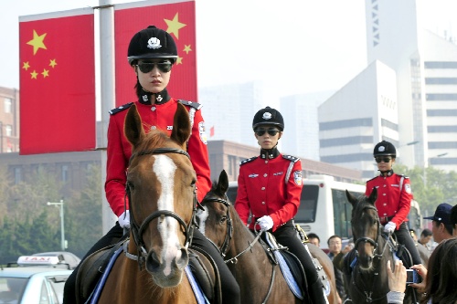 10月1日,英姿飒爽的女骑警在大连市人民广场巡逻.