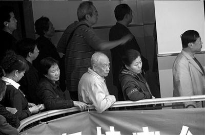 广安门中医院就诊高峰系统瘫痪 千人多等一小