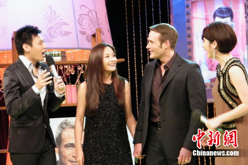 马雅舒携洋老公同录节目不避嫌亲吻秀恩爱